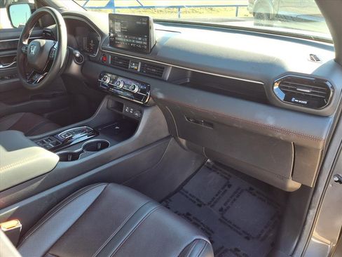 Used 2025 Honda Pilot Black Edition image 28