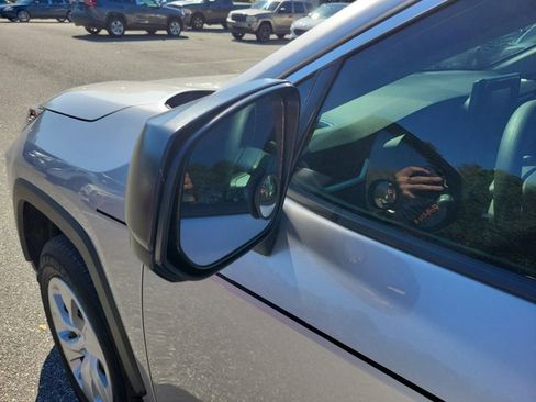 Used 2022 Toyota RAV4 LE image 12