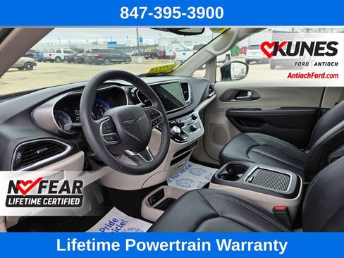 Used 2024 Chrysler Pacifica Touring-L FWD image 14