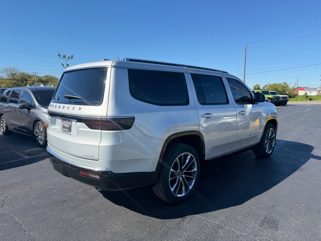 Used 2023 Jeep Wagoneer Series III w/ Premium Group I AWD/4WD image 2