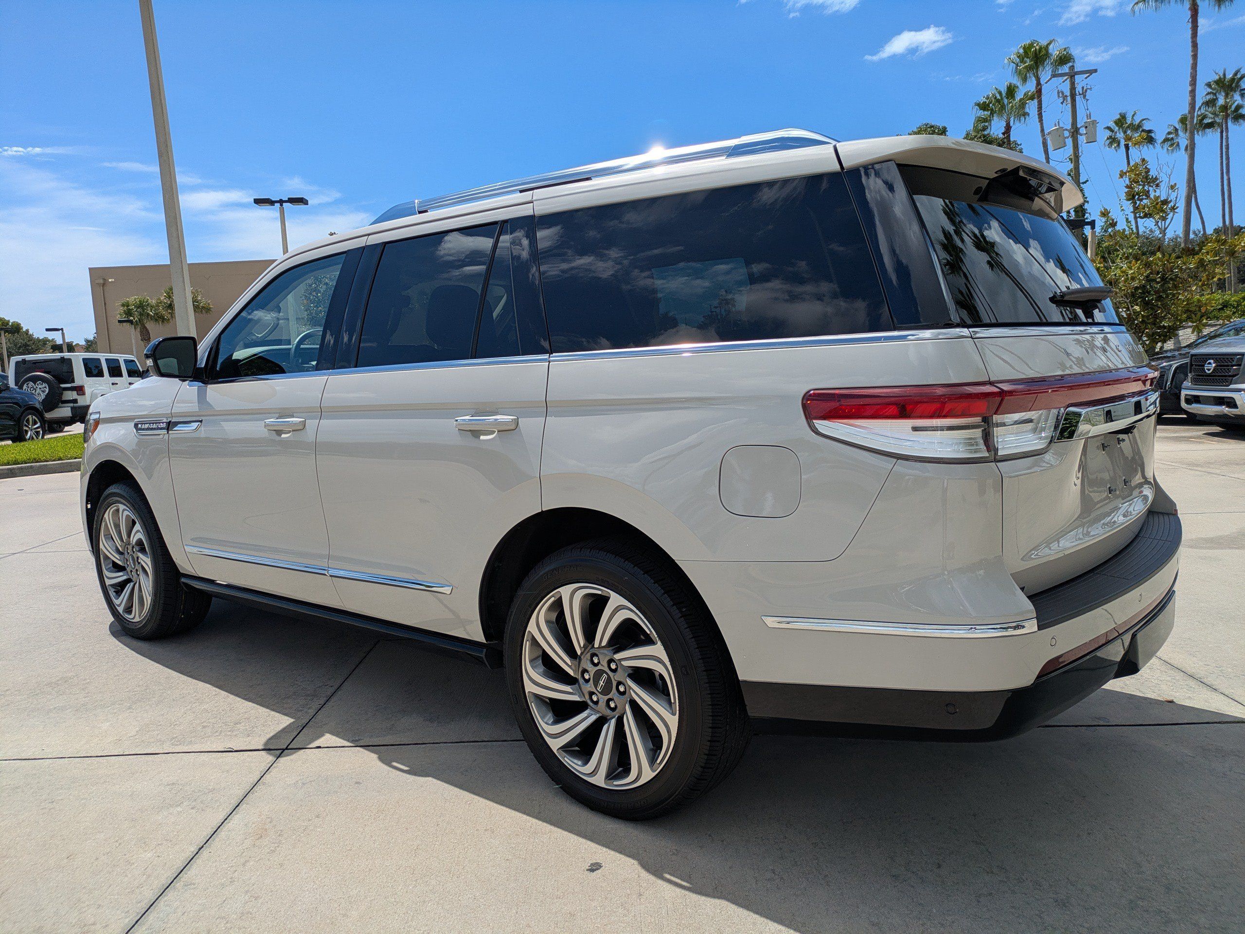 Used 2023 Lincoln Navigator Reserve RWD image 4
