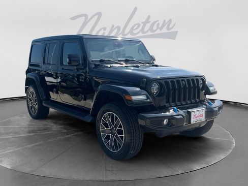 Used 2022 Jeep Wrangler Unlimited Sahara AWD/4WD image 3