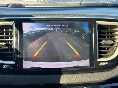Used 2025 Chrysler Pacifica Select image 32