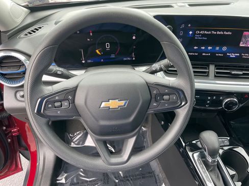Used 2025 Chevrolet Trax LT FWD image 12