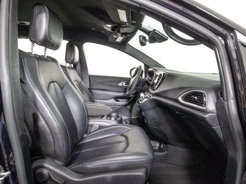 Used 2025 Chrysler Pacifica Select FWD image 10
