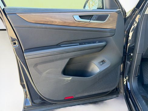 Used 2024 Volkswagen Atlas SE image 23