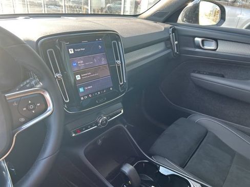 Certified 2025 Volvo XC40 B5 Plus AWD/4WD image 19