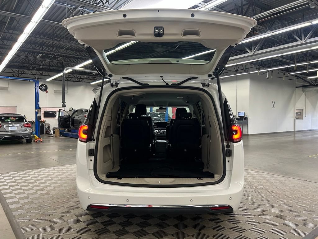 Used 2024 Chrysler Pacifica Touring-L FWD image 9