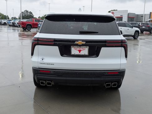Used 2024 Chevrolet Traverse LS FWD image 4