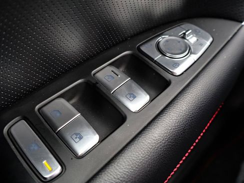 Used 2025 Genesis G70 2.5T w/ Sport Prestige Package image 21