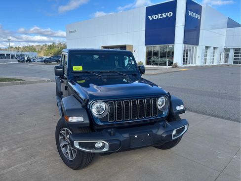 Used 2025 Jeep Gladiator Sport image 3