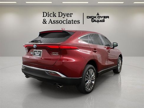 Used 2021 Toyota Venza XLE image 2