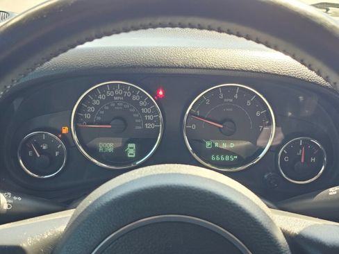 Used 2016 Jeep Wrangler Unlimited Sahara w/ Connectivity Group AWD/4WD image 19