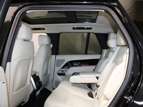 Used 2025 Land Rover Range Rover SE image 11