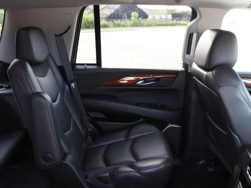 Used 2017 Cadillac Escalade Luxury AWD/4WD image 19