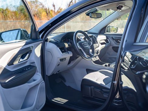 Used 2024 GMC Terrain SLE image 17