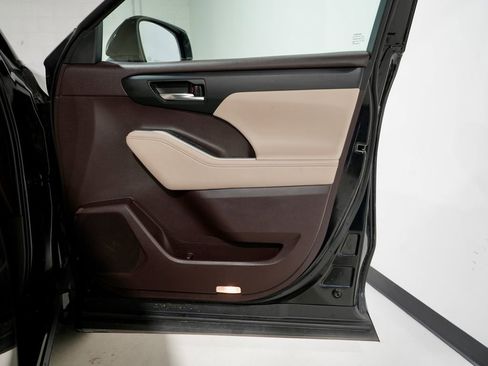 Used 2021 Toyota Highlander XLE image 26