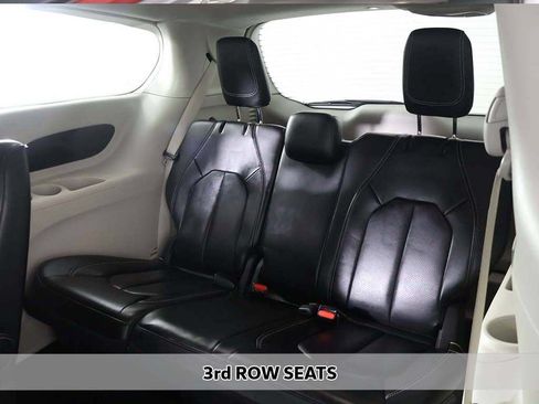Used 2023 Chrysler Pacifica Touring-L FWD image 7