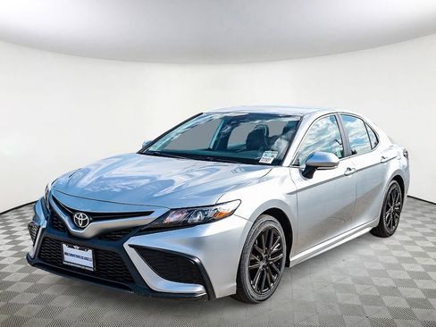 Used 2022 Toyota Camry SE image 3
