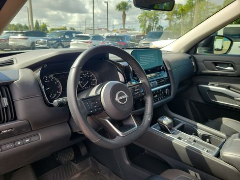 Used 2024 Nissan Pathfinder SL w/ Black Appearance Package FWD image 23
