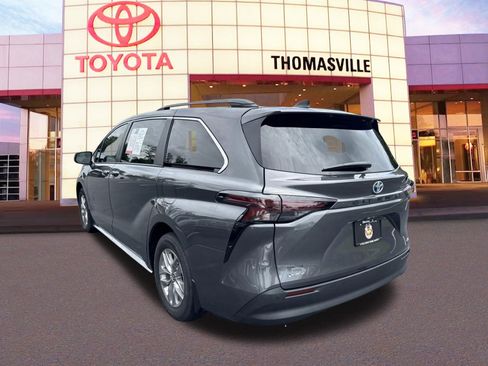 Used 2025 Toyota Sienna XLE FWD image 7