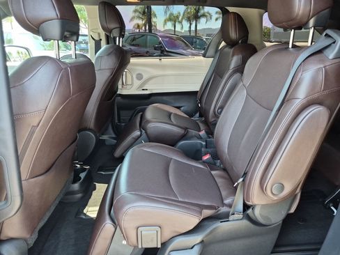 Used 2024 Toyota Sienna Platinum FWD image 32