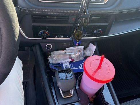 Used 2023 Nissan Rogue SV image 5