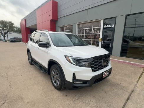 Used 2024 Honda Passport TrailSport image 2