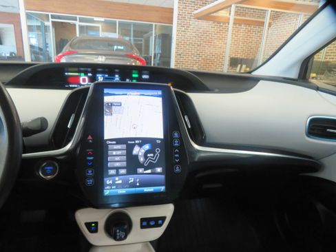 Used 2018 Toyota Prius Prime Premium FWD image 33