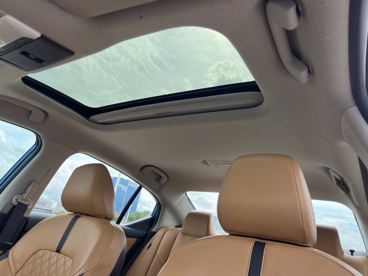 Used 2023 Nissan Sentra SV w/ SV Premium Package FWD image 9
