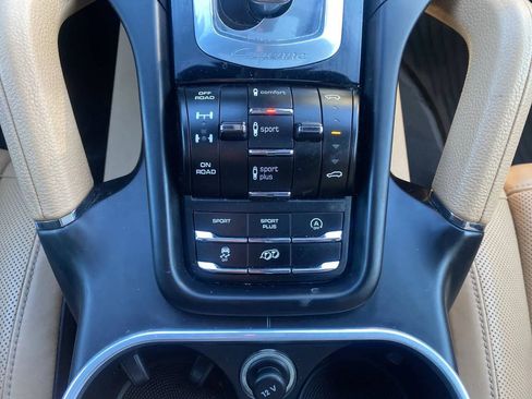 Used 2016 Porsche Cayenne image 19