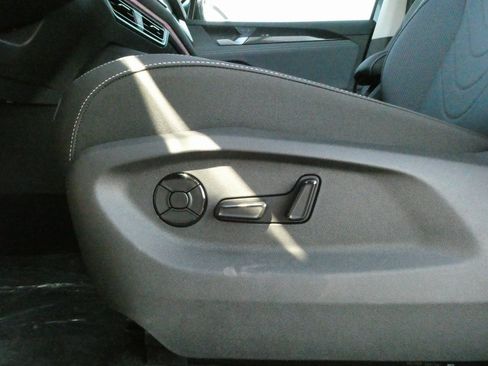 New 2025 Volkswagen Tiguan SE image 8