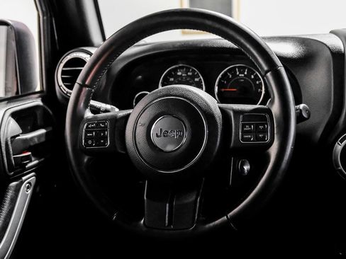 Used 2015 Jeep Wrangler Unlimited Rubicon w/ Connectivity Group AWD/4WD image 15