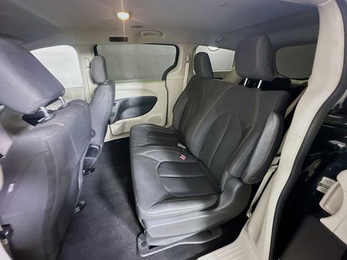 Used 2018 Chrysler Pacifica L image 27