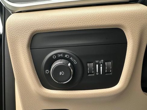 Used 2023 Jeep Grand Cherokee Limited AWD/4WD image 14