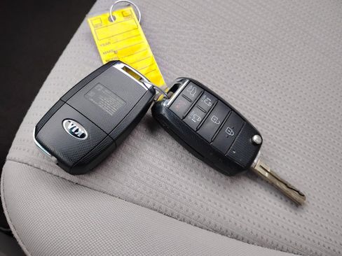 Used 2019 Kia Sedona LX FWD image 10