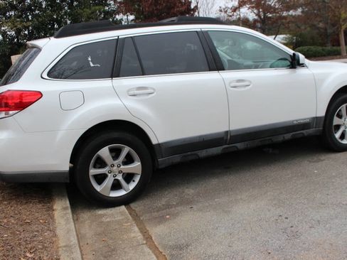 Used 2013 Subaru Outback 2.5i Limited image 3