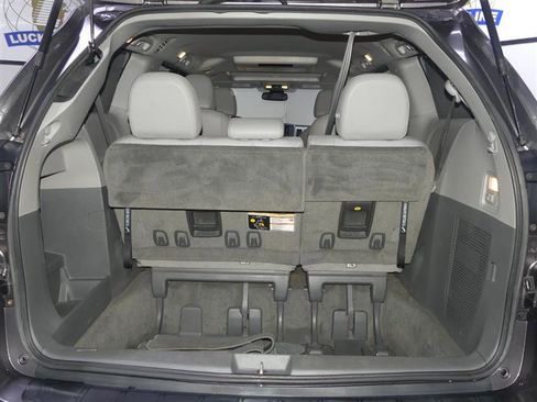 Used 2018 Toyota Sienna XLE Premium w/ Cargo Management Package image 9