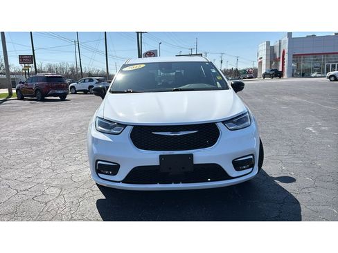 Used 2025 Chrysler Pacifica Select FWD image 2