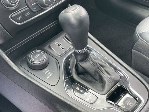 Used 2022 Jeep Cherokee Limited AWD/4WD image 19