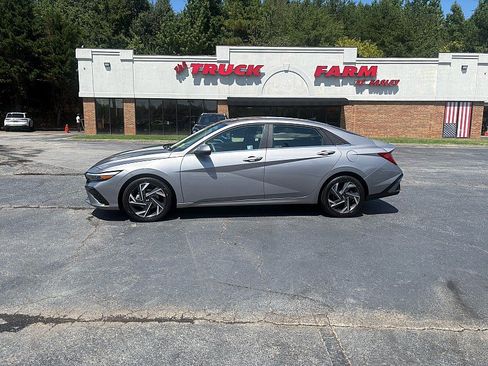 Used 2025 Hyundai Elantra SEL FWD image 1
