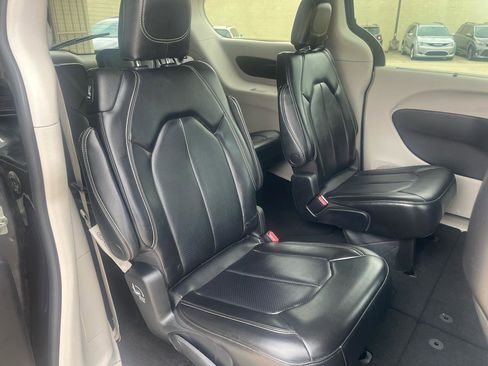 Used 2023 Chrysler Pacifica Touring-L FWD image 10