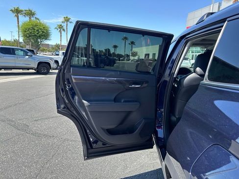 New 2026 Toyota Highlander Platinum AWD/4WD image 12