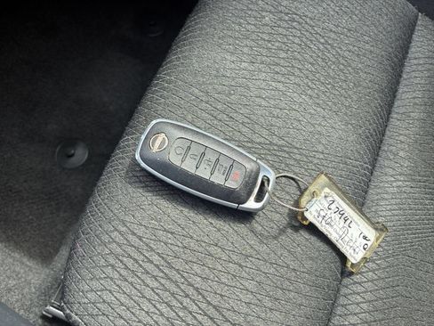 Used 2025 Nissan Rogue SV FWD image 21