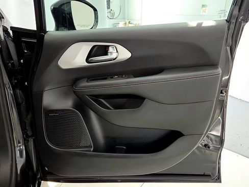 Used 2023 Chrysler Pacifica Limited w/ Uconnect Theater Family Group AWD/4WD image 19