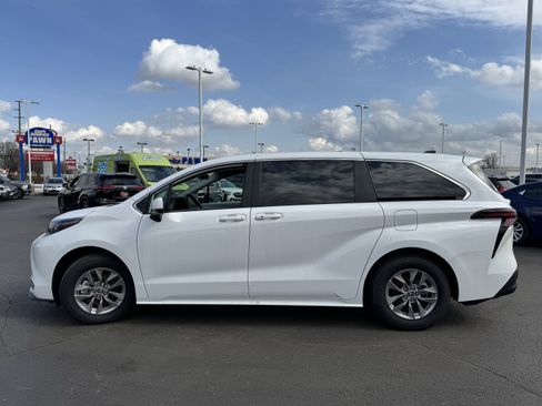 Used 2025 Toyota Sienna LE image 16