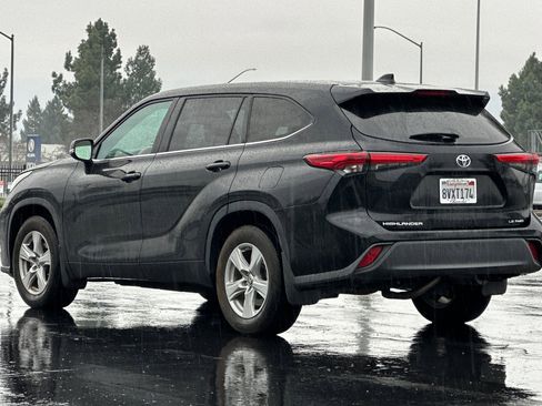 Used 2021 Toyota Highlander LE image 6