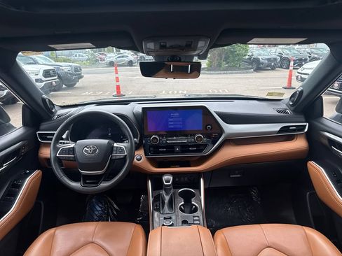 Used 2024 Toyota Highlander Platinum AWD/4WD image 12