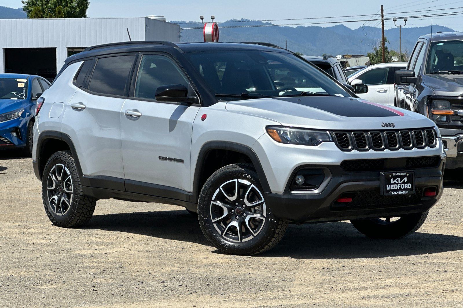 Used 2025 Jeep Compass Trailhawk AWD/4WD image 2