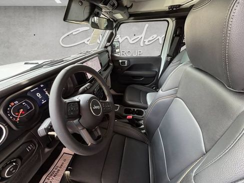 Used 2025 Jeep Gladiator Sport AWD/4WD image 24